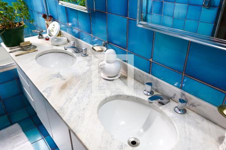 Casa à venda com 586m², 4 quartos e 5 vagas Casa à venda com 586m², 4 quartos e 5 vagasBanheiro da Suíte 2