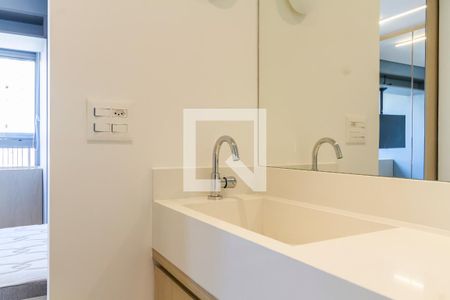 Banheiro de kitnet/studio para alugar com 1 quarto, 27m² em Sumarezinho, São Paulo