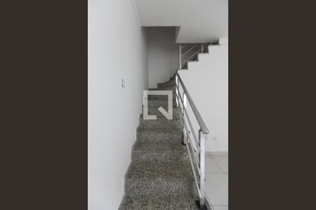 Escada  de casa de condomínio para alugar com 2 quartos, 68m² em Cidade Líder, São Paulo