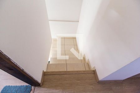 Casa à venda com 128m², 2 quartos e 2 vagas Casa à venda com 128m², 2 quartos e 2 vagasEscada