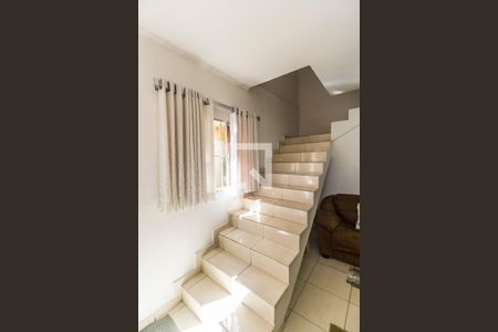 Casa à venda com 128m², 2 quartos e 2 vagas Casa à venda com 128m², 2 quartos e 2 vagasEscada