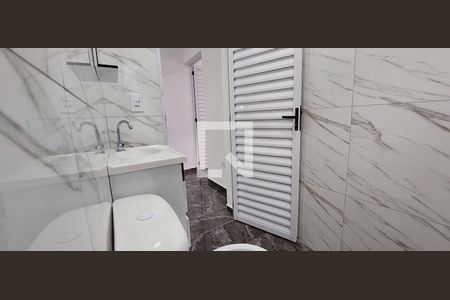 Banheiro de casa para alugar com 1 quarto, 55m² em Vila Luzita, Santo André