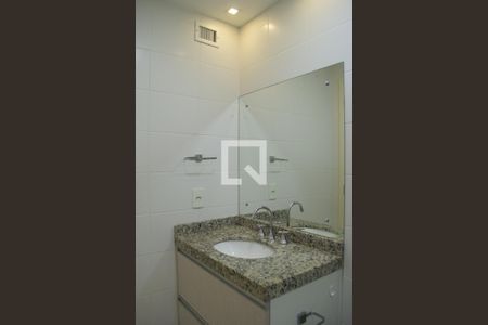 Banheiro  de apartamento para alugar com 2 quartos, 52m² em Teresópolis, Porto Alegre