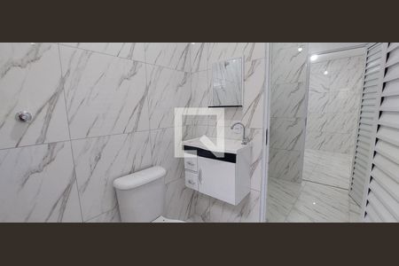 Banheiro de casa para alugar com 1 quarto, 55m² em Vila Luzita, Santo André