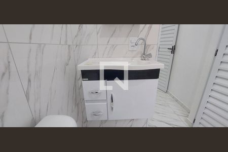 Banheiro de casa para alugar com 1 quarto, 55m² em Vila Luzita, Santo André