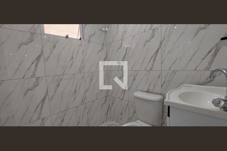 Banheiro de casa para alugar com 1 quarto, 55m² em Vila Luzita, Santo André