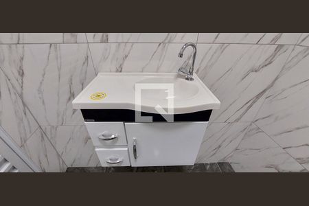 Banheiro de casa para alugar com 1 quarto, 55m² em Vila Luzita, Santo André