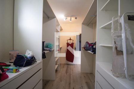 Casa de condomínio à venda com 220m², 4 quartos e 2 vagasCloset da Suíte