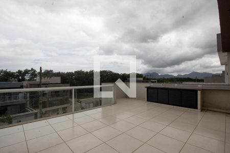 Casa de condomínio à venda com 220m², 4 quartos e 2 vagasTerraço