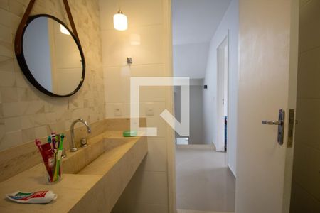 Casa de condomínio à venda com 220m², 4 quartos e 2 vagasBanheiro Social 1