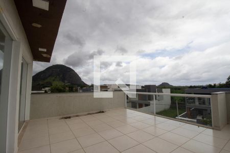 Casa de condomínio à venda com 220m², 4 quartos e 2 vagasTerraço