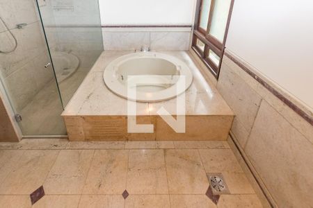 Casa à venda com 450m², 4 quartos e 3 vagasBanheiro da Suíte