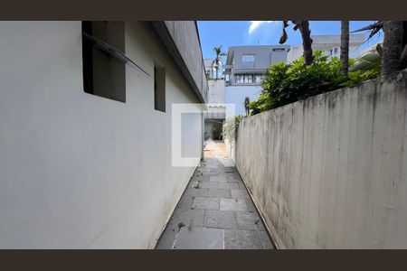 Casa para alugar com 350m², 3 quartos e 4 vagasCorredor externo