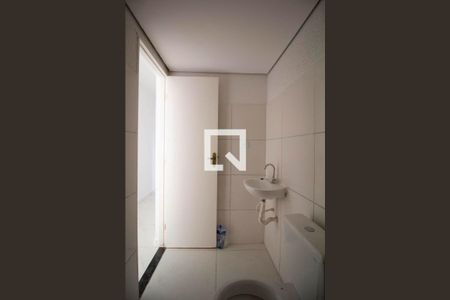 Banheiro  de apartamento para alugar com 2 quartos, 39m² em Vila Carmosina, São Paulo