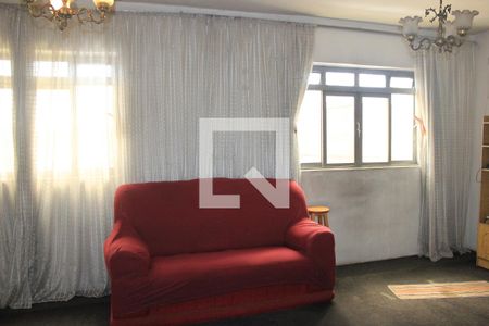 Casa à venda com 200m², 4 quartos e 3 vagasSala superior de acesso aos quartos/suíte