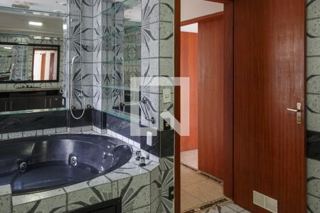 Casa à venda com 252m², 5 quartos e 3 vagas Casa à venda com 252m², 5 quartos e 3 vagasBanheiro da Suíte 1