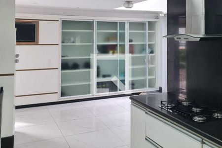 Casa à venda com 252m², 5 quartos e 3 vagas Casa à venda com 252m², 5 quartos e 3 vagasCozinha e Área de Serviço