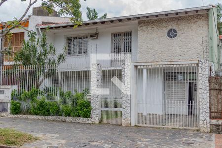 Casa à venda com 252m², 5 quartos e 3 vagas Casa à venda com 252m², 5 quartos e 3 vagasFachada