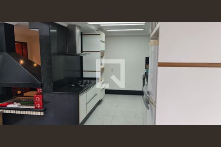 Casa à venda com 252m², 5 quartos e 3 vagas Casa à venda com 252m², 5 quartos e 3 vagasCozinha e Área de Serviço