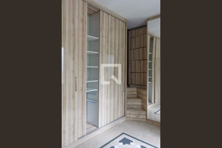 Casa à venda com 252m², 5 quartos e 3 vagas Casa à venda com 252m², 5 quartos e 3 vagasCloset da suíte 1