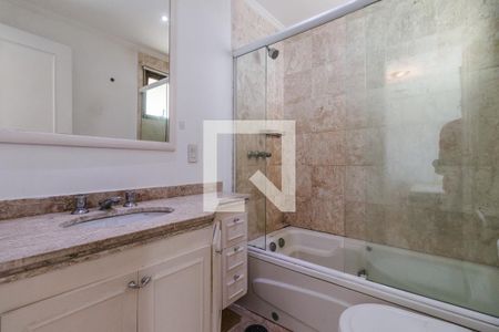 Apartamento para alugar com 248m², 3 quartos e 3 vagas Apartamento para alugar com 248m², 3 quartos e 3 vagasBanheiro da Suíte 2