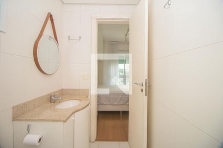 Banheiro de kitnet/studio para alugar com 1 quarto, 36m² em Três Figueiras, Porto Alegre