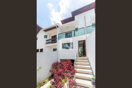 Casa à venda com 192m², 3 quartos e 4 vagas Casa à venda com 192m², 3 quartos e 4 vagasFachada