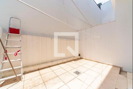 Casa à venda com 192m², 3 quartos e 4 vagas Casa à venda com 192m², 3 quartos e 4 vagasQuintal dos Fundos