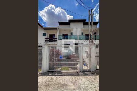 Casa à venda com 192m², 3 quartos e 4 vagas Casa à venda com 192m², 3 quartos e 4 vagasFachada