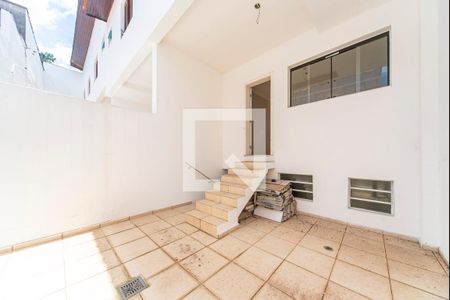 Casa à venda com 192m², 3 quartos e 4 vagas Casa à venda com 192m², 3 quartos e 4 vagasQuintal Fundos