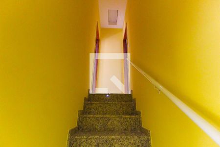 Casa de condomínio à venda com 103m², 2 quartos e 2 vagasEscada