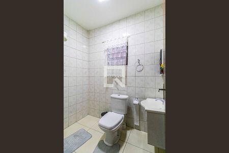 Casa à venda com 385m², 6 quartos e 8 vagasCasa 01 - Banheiro de serviço