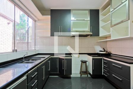 Casa para alugar com 650m², 4 quartos e 8 vagas Casa para alugar com 650m², 4 quartos e 8 vagasCozinha