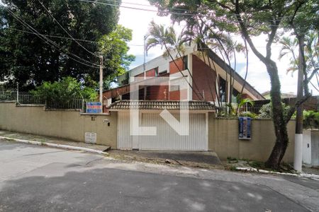 Casa para alugar com 650m², 4 quartos e 8 vagas Casa para alugar com 650m², 4 quartos e 8 vagasFachada