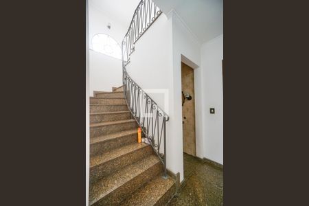 Hall da escada de casa para alugar com 3 quartos, 242m² em Guaiaúna, São Paulo