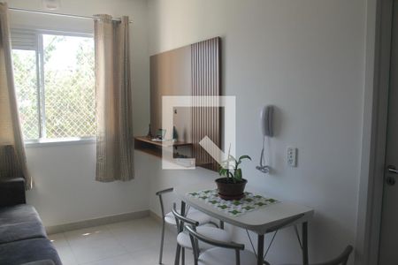 Sala/Cozinha de apartamento para alugar com 1 quarto, 27m² em Jardim Itacolomi, São Paulo