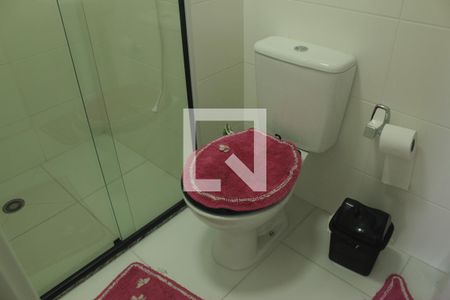 Banheiro de apartamento para alugar com 1 quarto, 27m² em Jardim Itacolomi, São Paulo