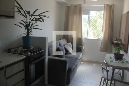 Sala/Cozinha de apartamento para alugar com 1 quarto, 27m² em Jardim Itacolomi, São Paulo