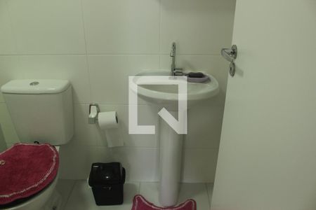 Banheiro de apartamento para alugar com 1 quarto, 27m² em Jardim Itacolomi, São Paulo