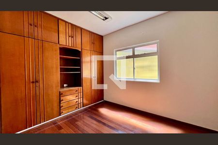 Casa à venda com 494m², 3 quartos e 4 vagasquarto 2