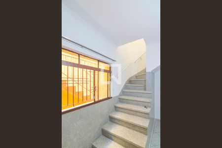 Escada de casa para alugar com 2 quartos, 135m² em Jardim Vila Rica, Santo André
