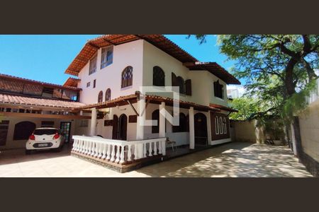 Casa para alugar com 450m², 5 quartos e 8 vagasFachada