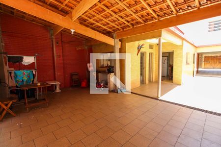 Casa à venda com 256m², 5 quartos e 8 vagas Casa à venda com 256m², 5 quartos e 8 vagasGaragem