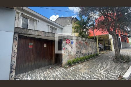 Casa à venda com 256m², 5 quartos e 8 vagas Casa à venda com 256m², 5 quartos e 8 vagasFachada