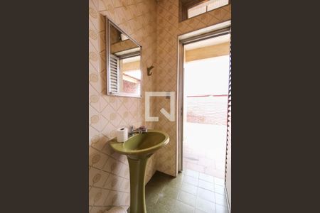 Casa à venda com 256m², 5 quartos e 8 vagas Casa à venda com 256m², 5 quartos e 8 vagasBanheiro de Serviço