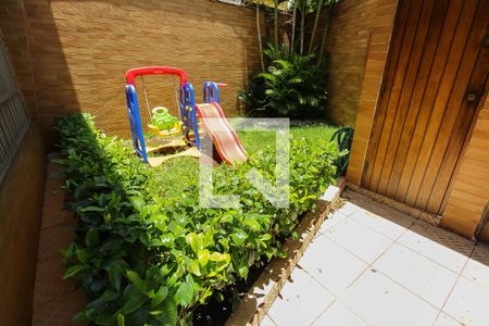 Casa à venda com 256m², 5 quartos e 8 vagas Casa à venda com 256m², 5 quartos e 8 vagasJardim