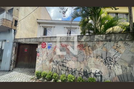 Casa à venda com 256m², 5 quartos e 8 vagas Casa à venda com 256m², 5 quartos e 8 vagasFachada