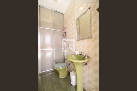 Casa à venda com 256m², 5 quartos e 8 vagas Casa à venda com 256m², 5 quartos e 8 vagasBanheiro de Serviço