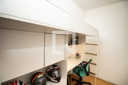 Quarto 2, armário superior e mesa e ambiente de estudos  de apartamento à venda com 2 quartos, 60m² em Vila Uberabinha, São Paulo