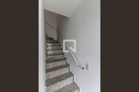 Casa de condomínio para alugar com 84m², 3 quartos e 2 vagasEscada